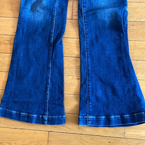 AE Stretch Super High-Waisted Flare Jean:
Size: 8 Regular - Picture 7 of 7